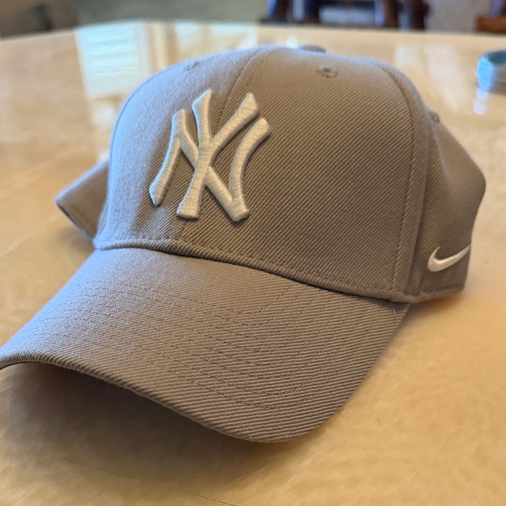 New Era Grey New York Yankees Embroidered Logo Cap